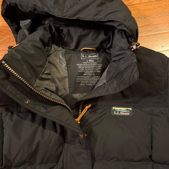 L.L. Bean women’s mountain classic puffer coat - Picture 2 of 5